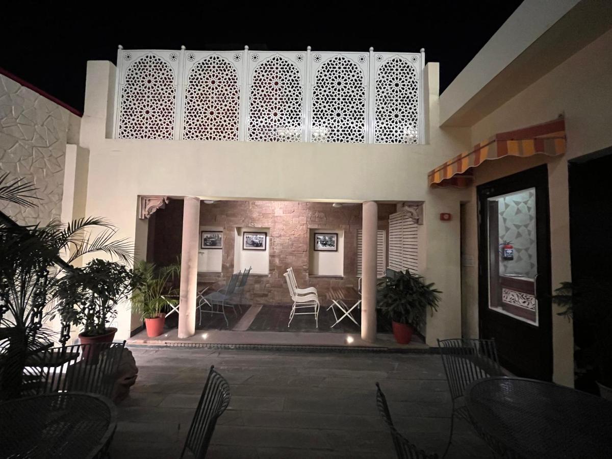 Ratnawali – A Vegetarian Heritage Hotel Jaipur Buitenkant foto